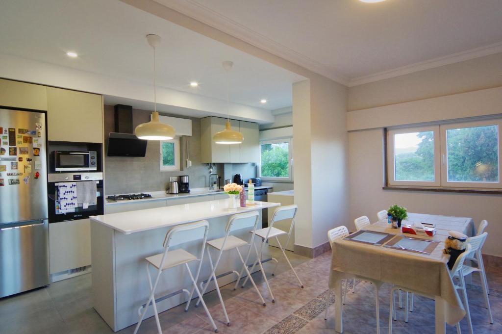 uma cozinha e sala de jantar com mesa e cadeiras em Casa Emon Cascais New Mordern Apartment 3 Bedrooms em Cascais