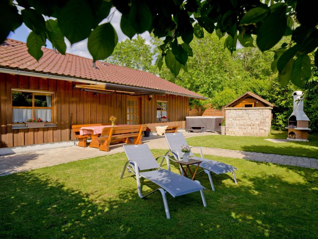 eine Terrasse mit 2 Stühlen, einem Tisch und einer Bank in der Unterkunft Ferienlandhaus Brunner in Zachenberg