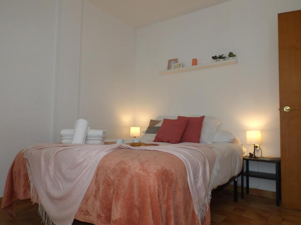 A bed or beds in a room at Encantadora casa Benajarafe