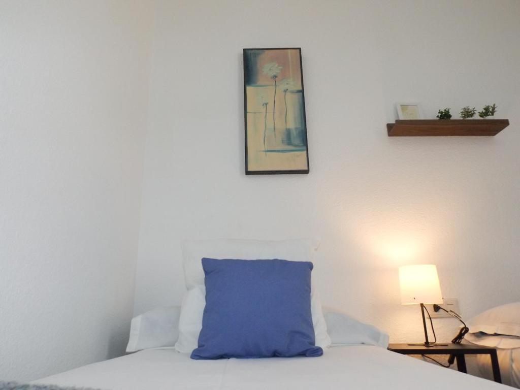 A bed or beds in a room at Encantadora casa Benajarafe