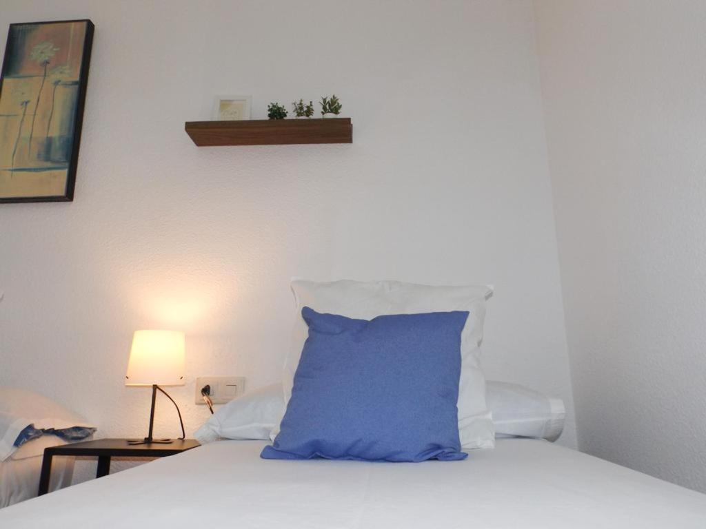 A bed or beds in a room at Encantadora casa Benajarafe