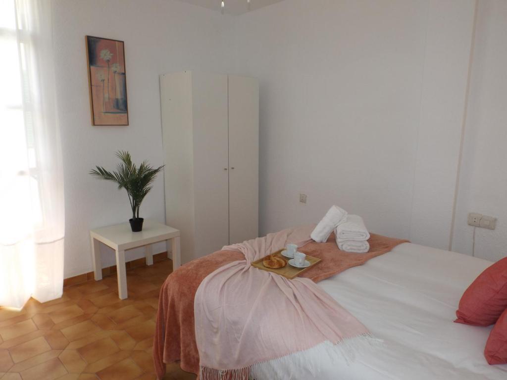A bed or beds in a room at Encantadora casa Benajarafe