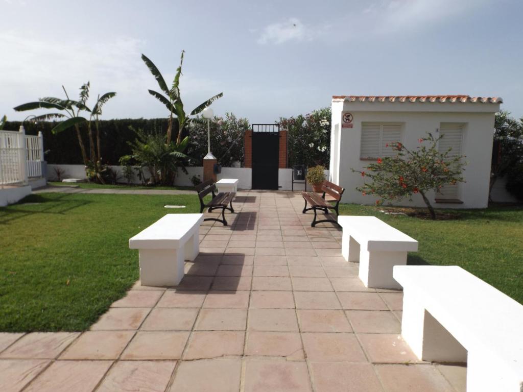 A garden outside Encantadora casa Benajarafe