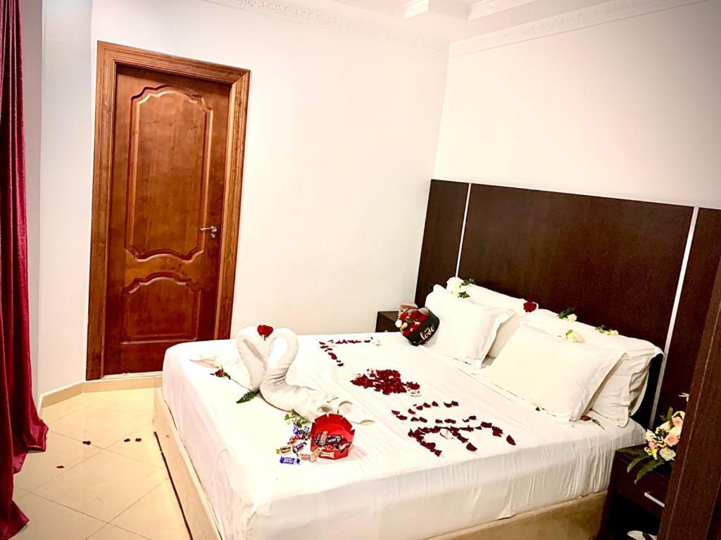 ein Schlafzimmer mit einem Bett mit Blumen darauf in der Unterkunft HOTEL BEAUTIFUL in Nador