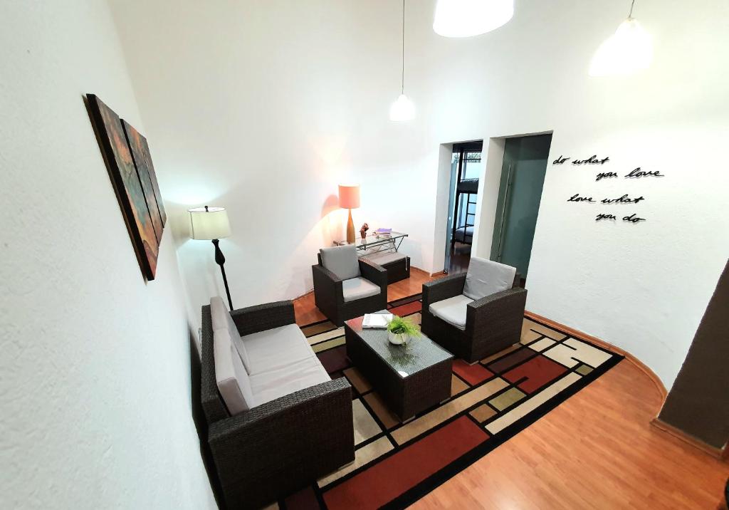 un soggiorno con due sedie e un tavolo di Hostal Top Location ideal para viajeros Polanco a Città del Messico