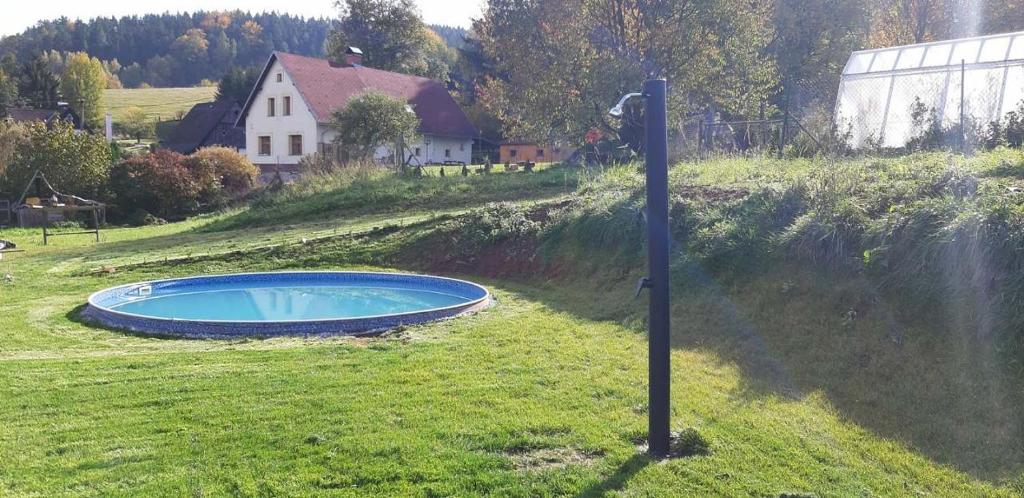 una pequeña piscina en medio de un campo en Ubytování v klidné lokalitě, en Trutnov