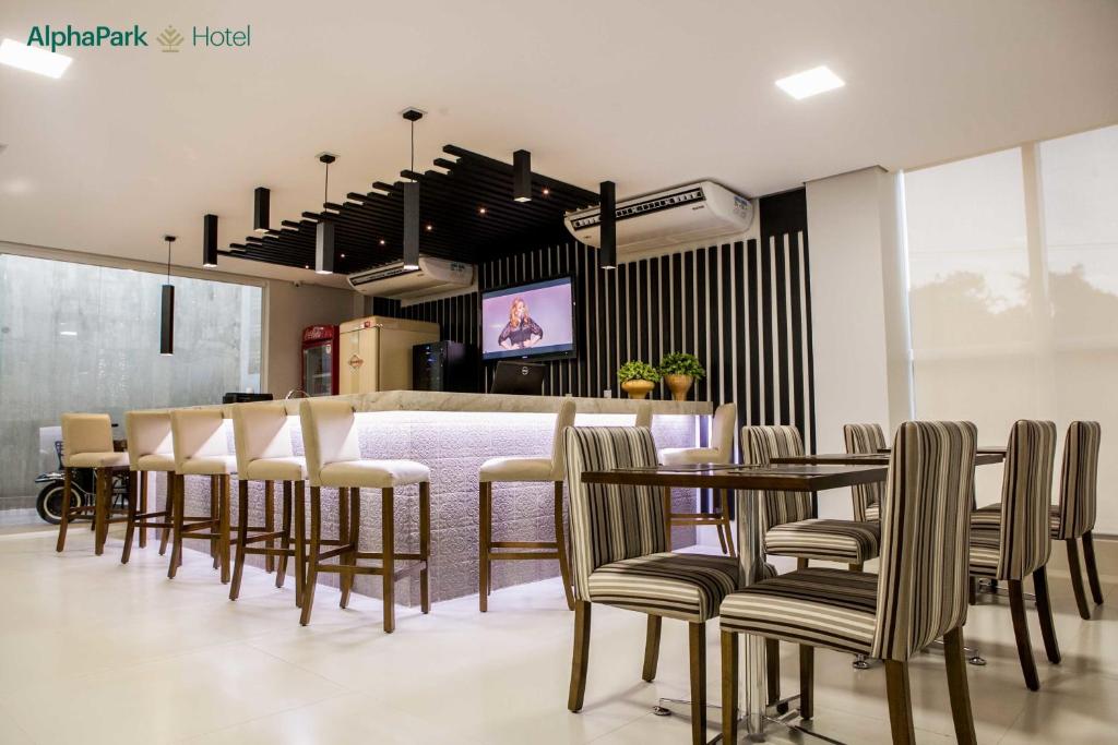 TV a/nebo společenská místnost v ubytování AlphaPark Hotel