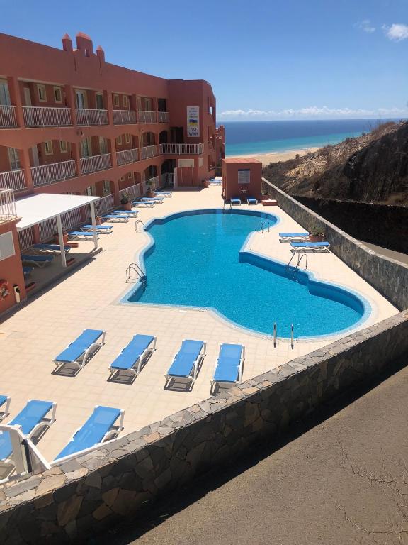 Bazén v ubytování Beach front apartment with stunning ocean views! nebo v jeho okolí