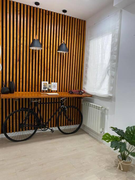 Una bicicleta estacionada en una habitación con ventana en Exclusivo apartamento de diseño en PLAZA MAYOR VUT 09-449, en Burgos