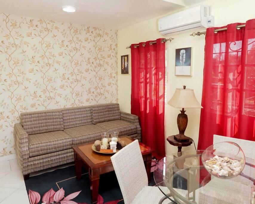 ein Wohnzimmer mit einem Sofa und einem Tisch in der Unterkunft Apartamento en la Romana in La Romana