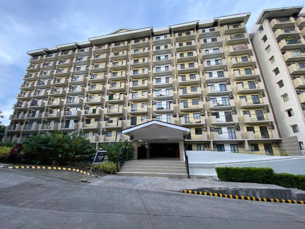 ein großes Apartmenthaus mit einer Treppe davor in der Unterkunft Ness Haven Camella northpoint condominium in Davao City