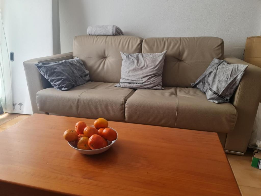 a bowl of fruit on a coffee table in front of a couch at Apartamento B&F in Costa de Antigua