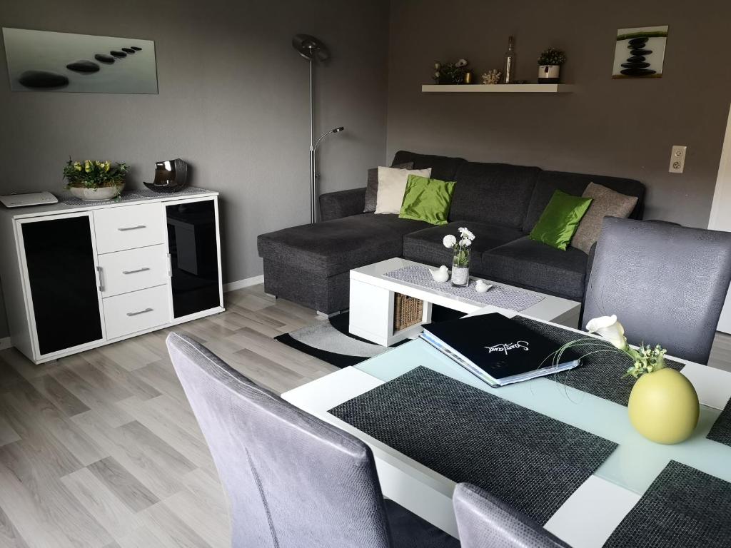 ein Wohnzimmer mit einem Sofa und einem Tisch in der Unterkunft Top Ferienwohnung am Diemelsee, Sauerland Nähe Willingen Winterberg in Diemelsee