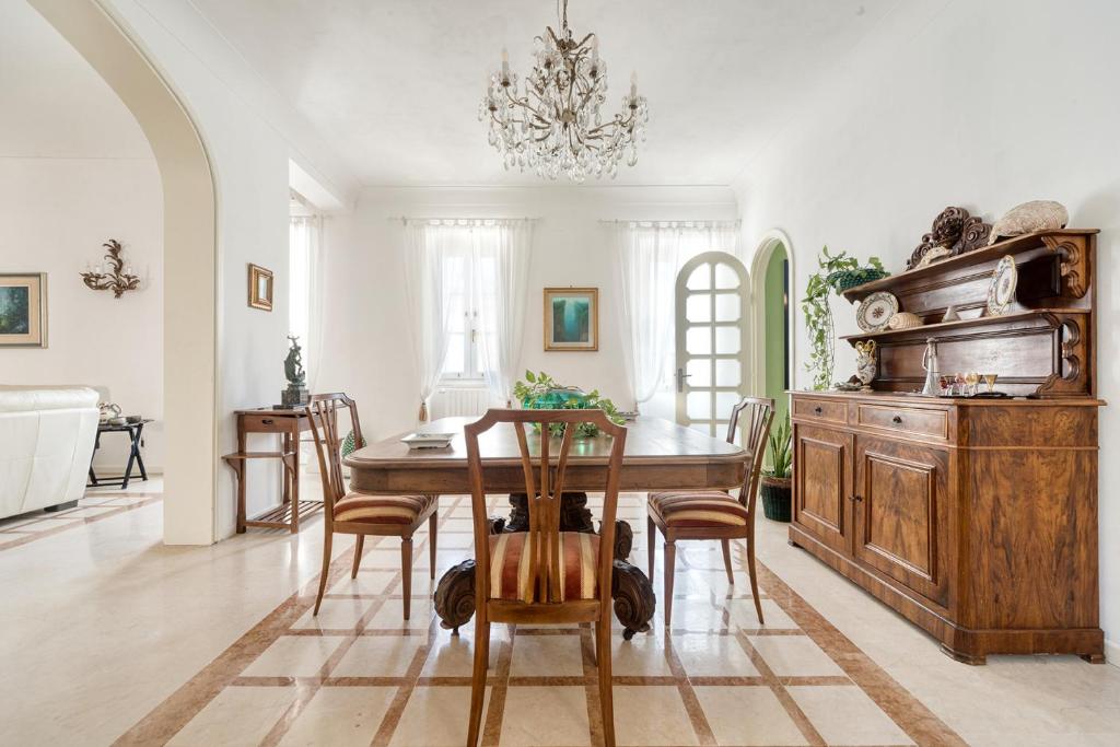 una sala da pranzo con tavolo e sedie in legno di Casa Maiorca a Siracusa
