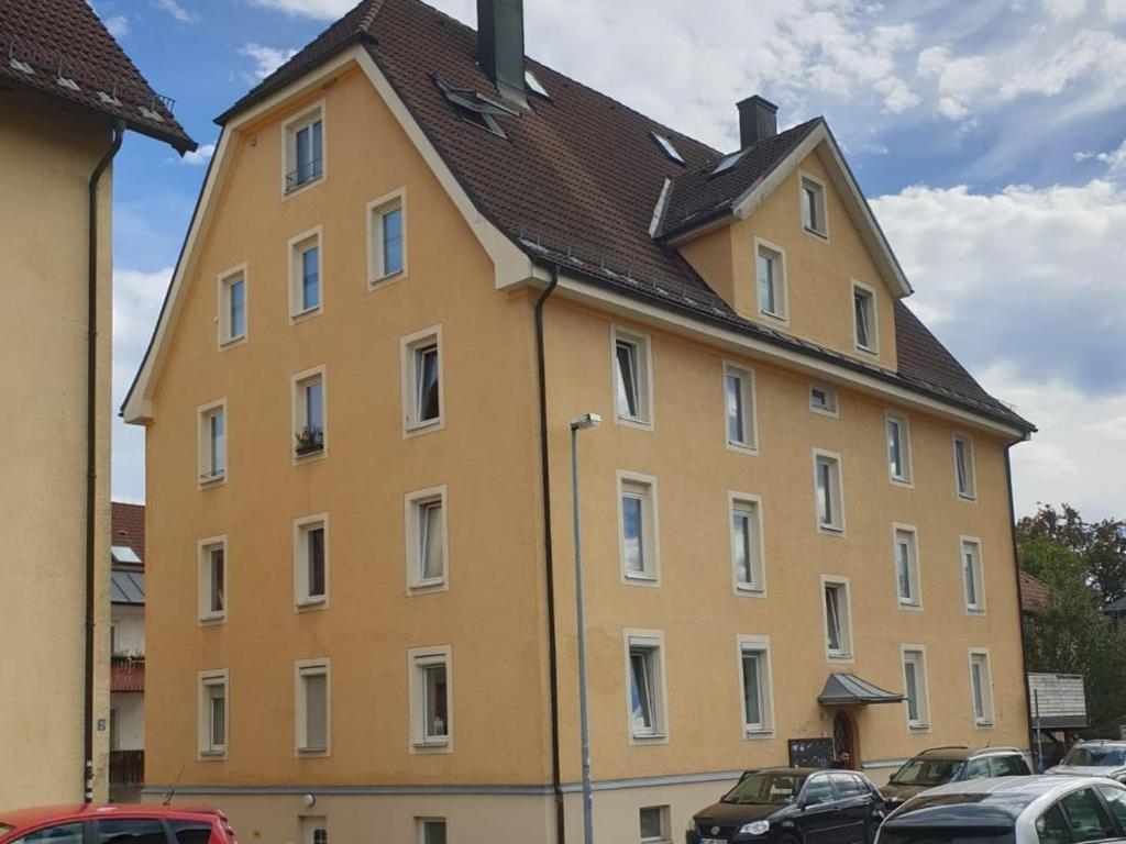 een groot geel gebouw met een bruin dak bij Ganze Wohnung TOP Lage in Kempten (Allgäu) in Kempten