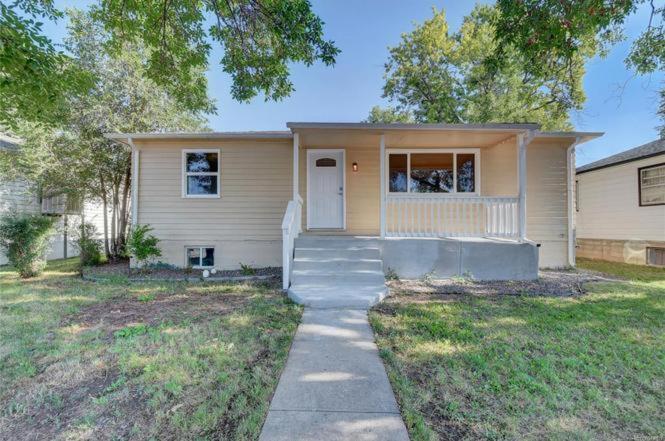 una piccola casa con portico e vialetto di 2br 1 bath Upstairs AC WD Barnum West Near Belmar a Denver