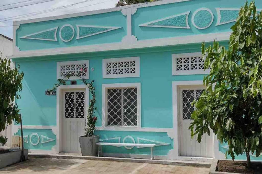 une maison bleue avec des finitions blanches dans l'établissement Casa menta. Hospédate a 5 minutos de Honda, à Honda