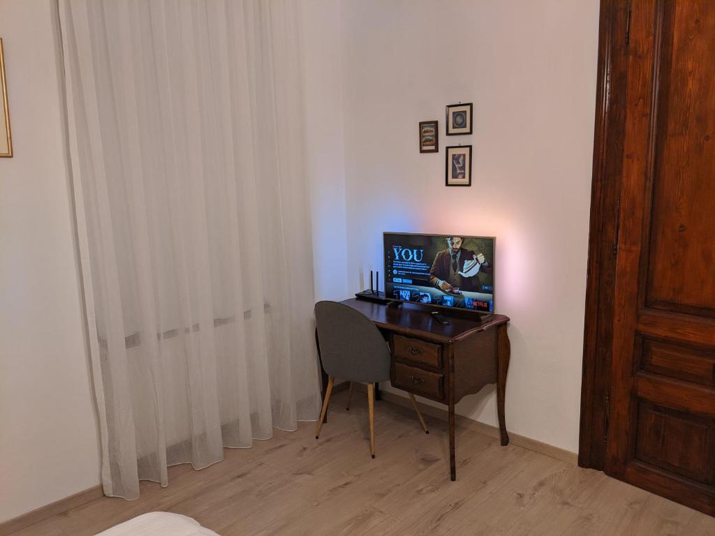 a desk with a computer and a chair in a room at Maria Deluxe Central Apartment in Timişoara
