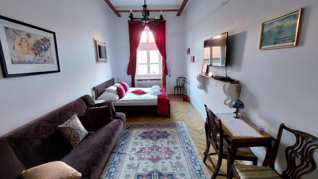 uma sala de estar com um sofá e uma mesa em Classical Budapest apartment in the old Pest em Budapeste