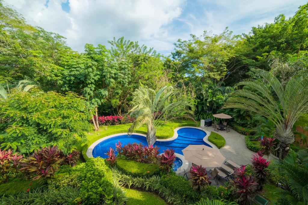 una vista aérea de un jardín con piscina en Los Suenos Resort Veranda 1B by Stay in CR, en Herradura
