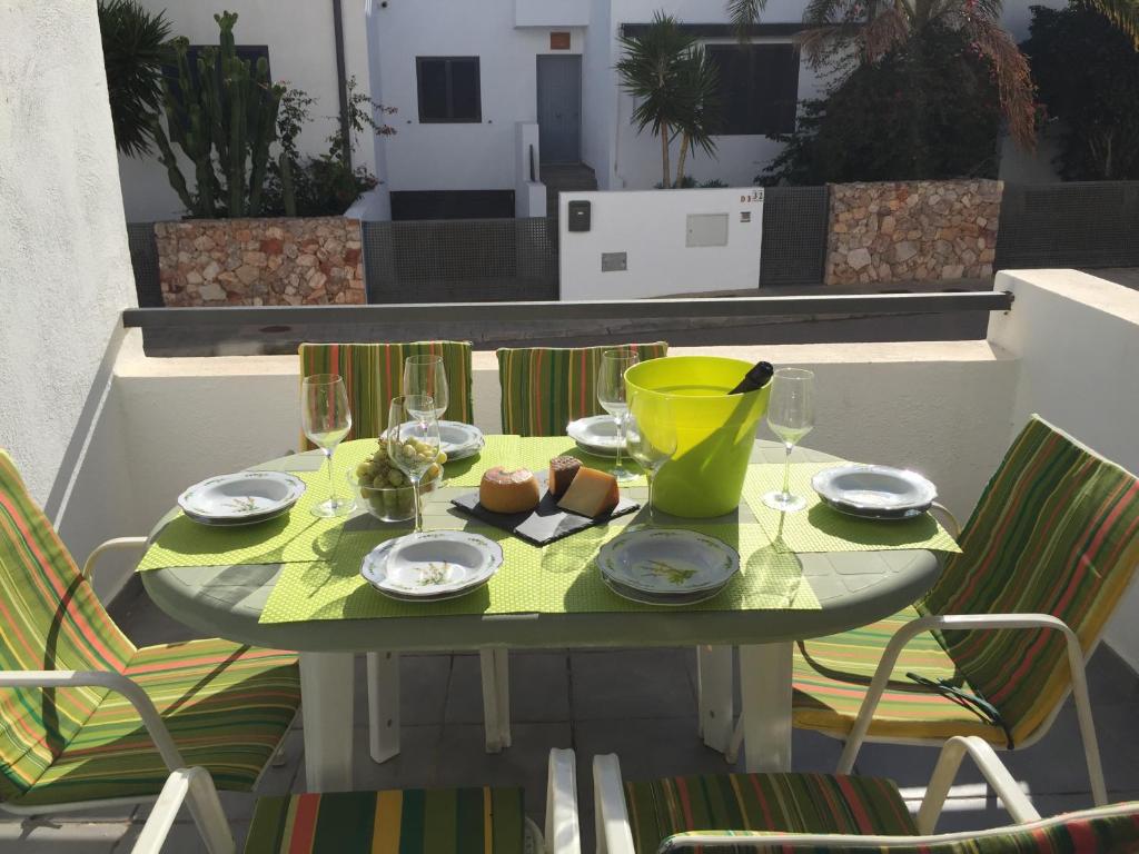 ロダルキラルにあるTrendy Homes Casa Marのバルコニー(テーブル、皿、グラス付)