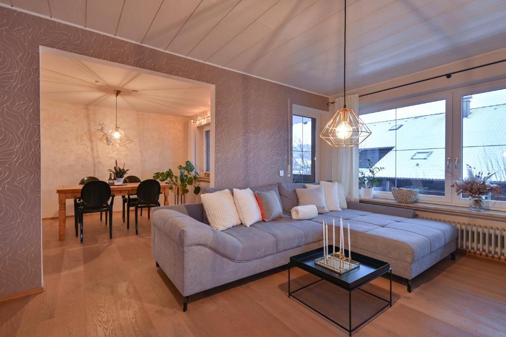 sala de estar con sofá y mesa en Ferienwohnung #TIMEOUT, en Pfronten
