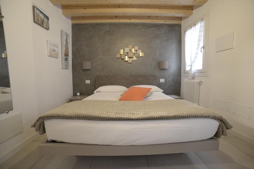 sypialnia z dużym łóżkiem w pokoju w obiekcie b&b Due Perle w mieście Chioggia