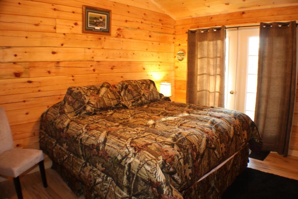 Un pat sau paturi într-o cameră la The Old Tioga Inn Bed and Breakfast
