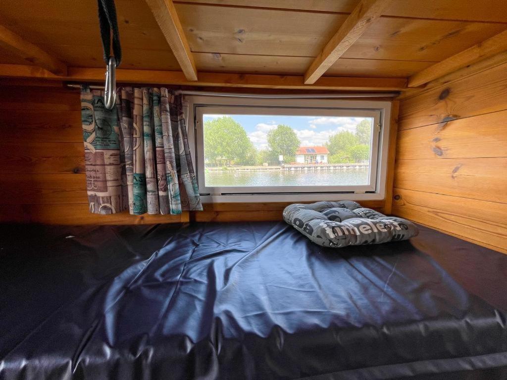 Postel nebo postele na pokoji v ubytování Hausfloßvermietung auf der Peene am Kummerower See in Mecklenburg Vorpommern 15 PS