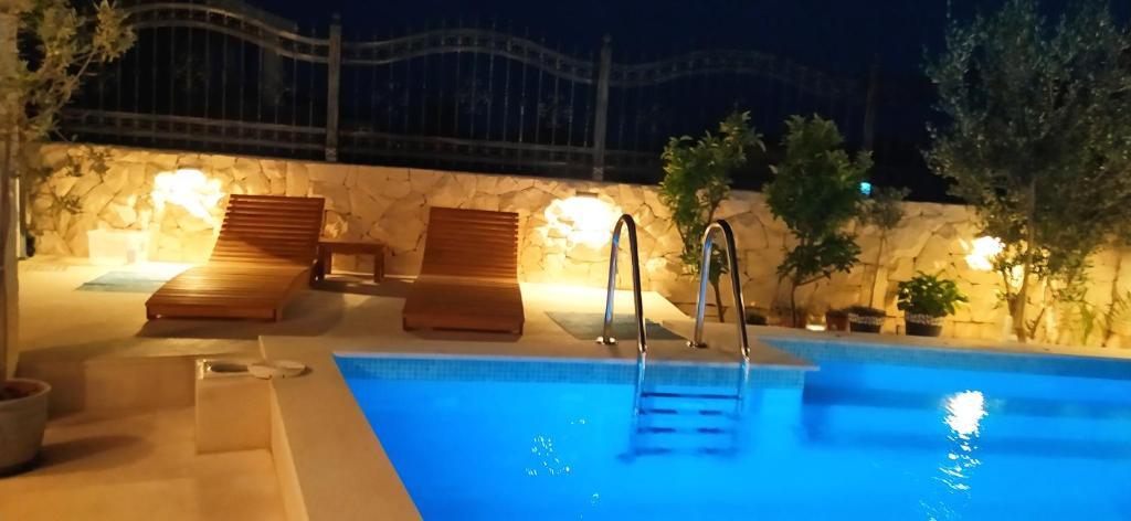 Bazén v ubytovaní Villa Mira Trogir alebo v jeho blízkosti