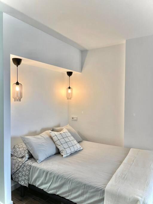 Postel nebo postele na pokoji v ubytování Acogedor estudio 650 m de playa