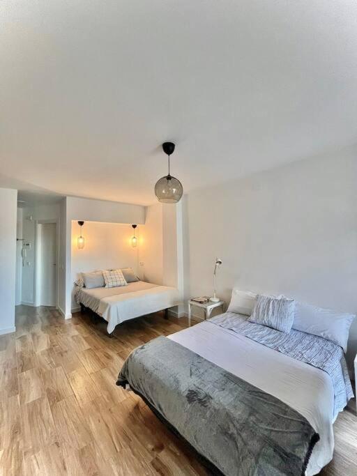 Postel nebo postele na pokoji v ubytování Acogedor estudio 650 m de playa