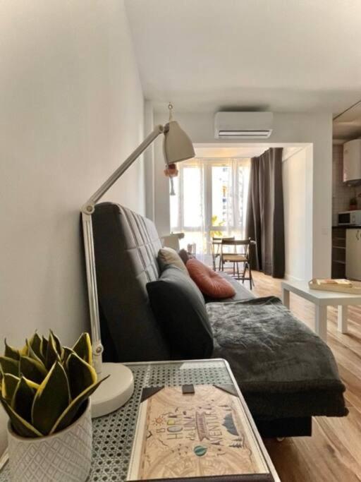 Posezení v ubytování Acogedor estudio 650 m de playa