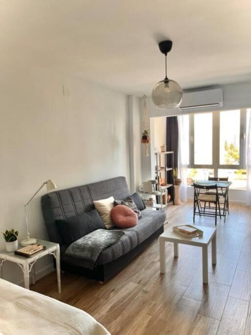 Posezení v ubytování Acogedor estudio 650 m de playa