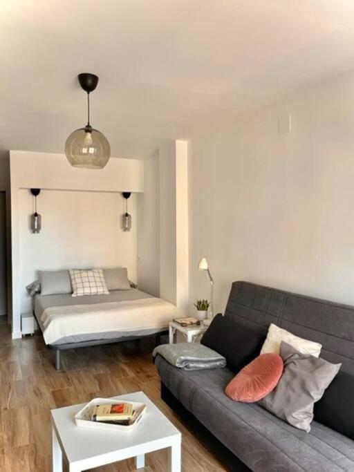 Posezení v ubytování Acogedor estudio 650 m de playa
