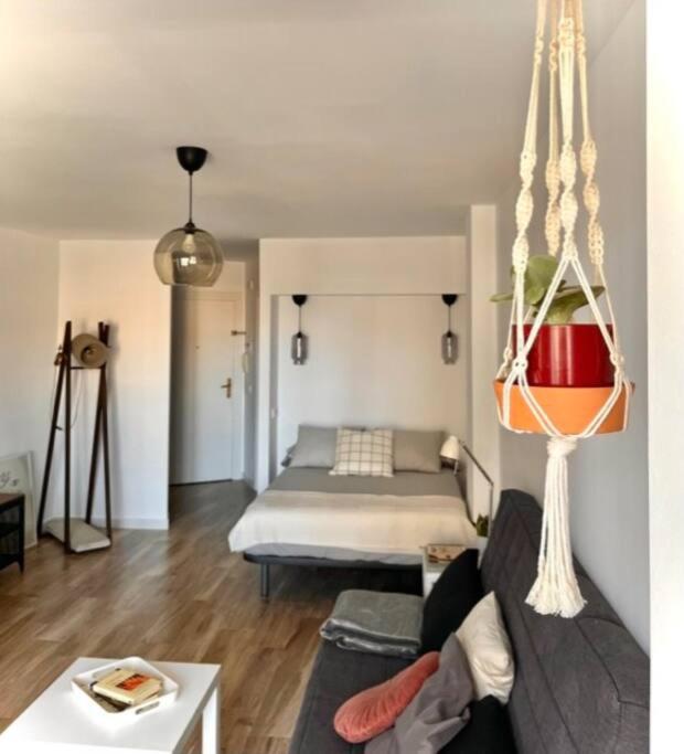 Postel nebo postele na pokoji v ubytování Acogedor estudio 650 m de playa