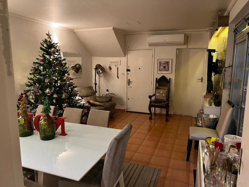een woonkamer met een kerstboom op een tafel bij Coliving Vila Mariana in Sao Paulo