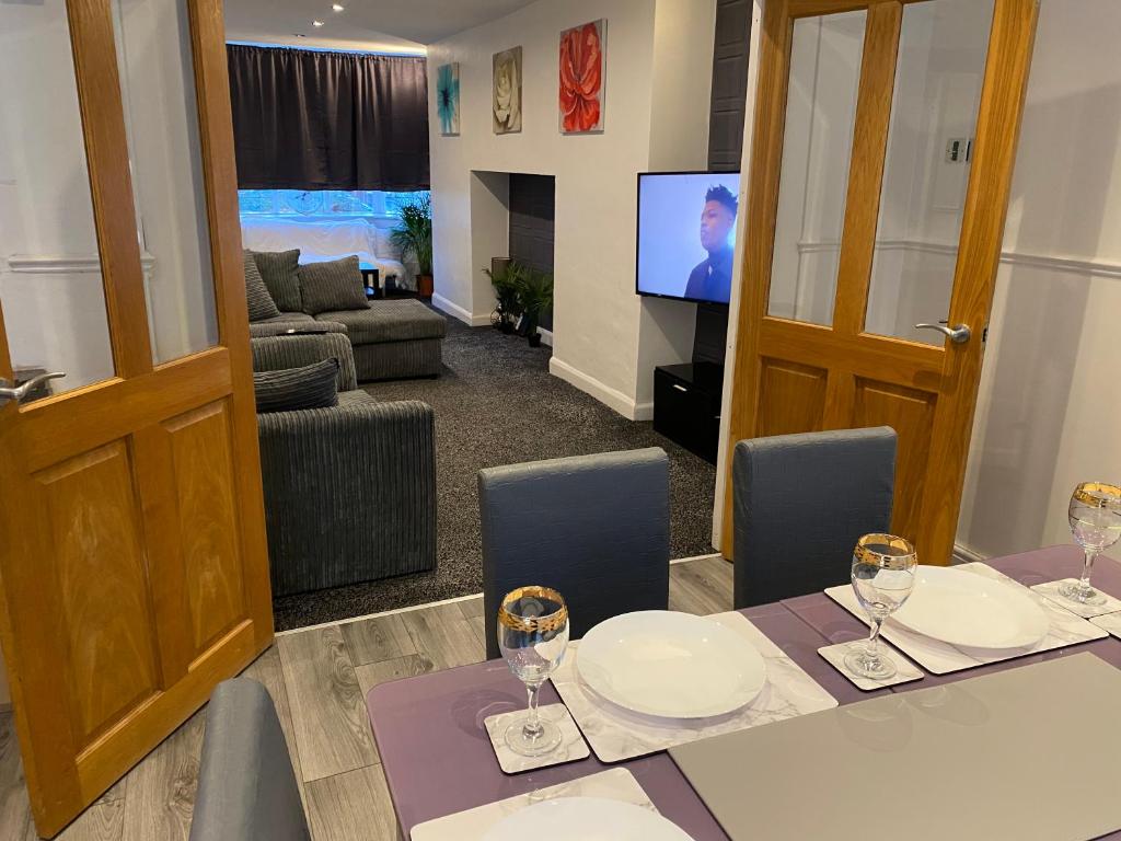 Spacious 3 Bed House, Sleeps 7 people - Birmingham