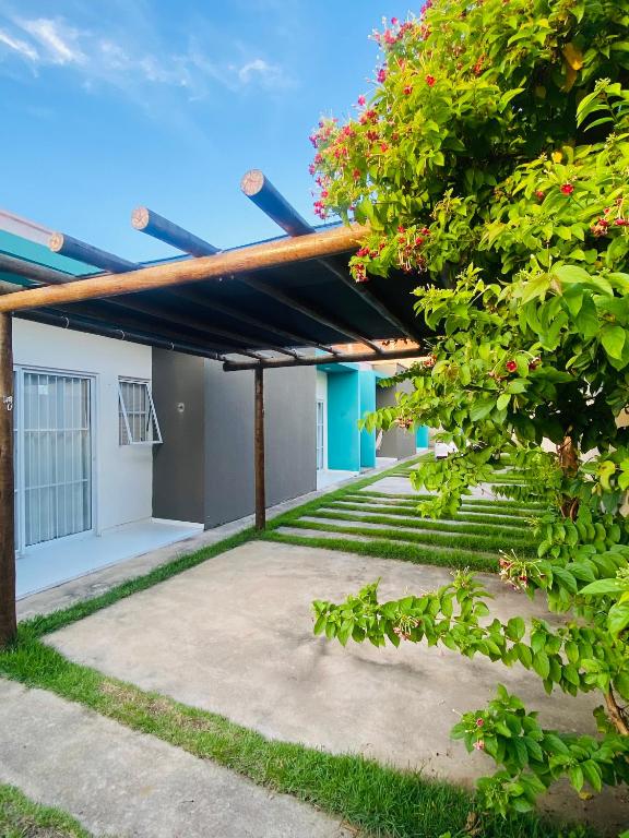 een patio van een huis met een plant bij Casa - villa luisa a 100m do mar in Paripueira