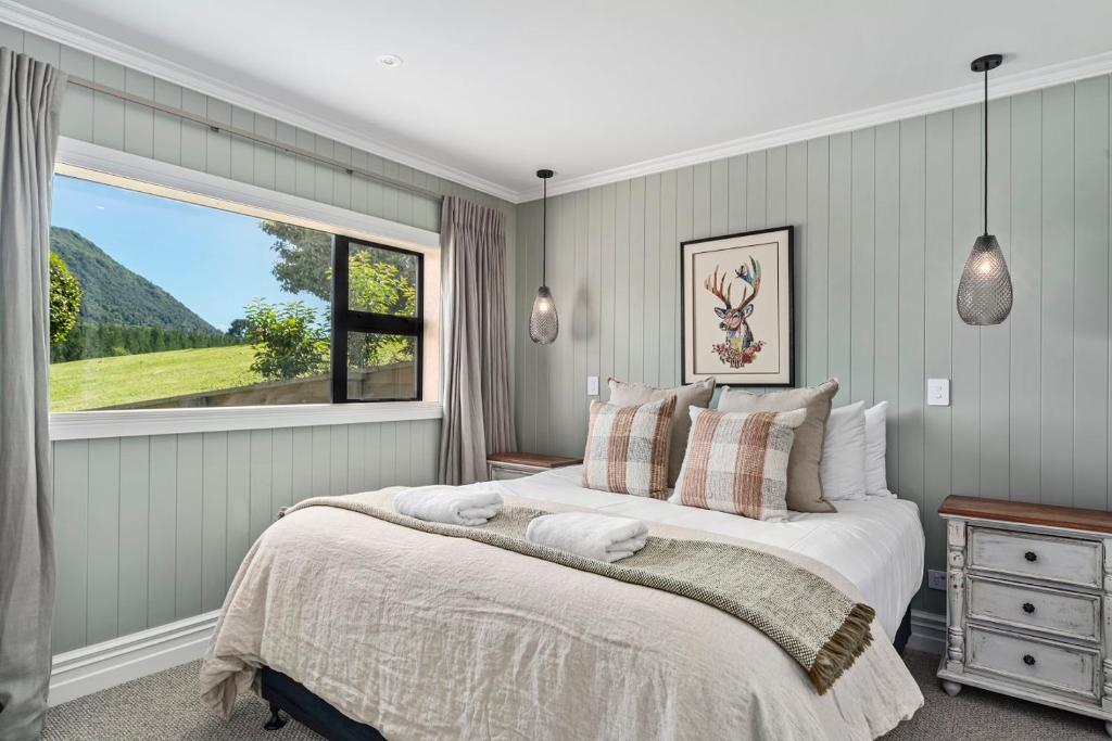 een slaapkamer met een groot bed en een raam bij Stagford Retreat Apartment - Taupo in Taupo