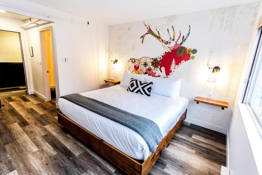 Postel nebo postele na pokoji v ubytování Crash Hotel Squamish