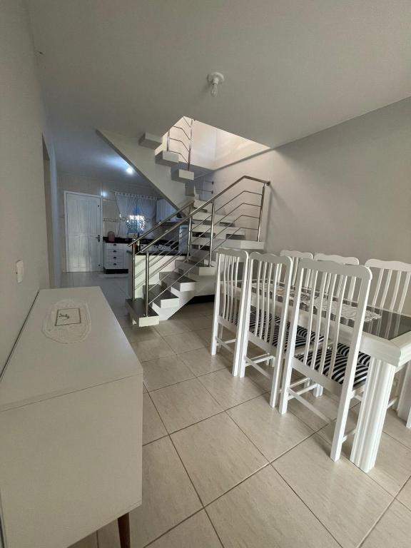Kuchyň nebo kuchyňský kout v ubytování Tríplex de frente para o mar com 4 quartos