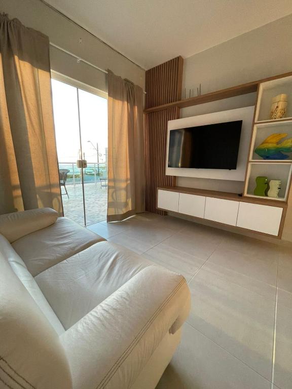 TV a/nebo společenská místnost v ubytování Tríplex de frente para o mar com 4 quartos