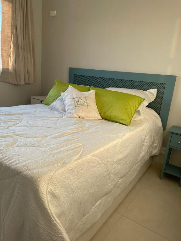 Postel nebo postele na pokoji v ubytování Tríplex de frente para o mar com 4 quartos