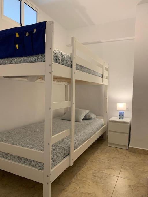 Łóżko lub łóżka w pokoju w obiekcie Apartamento Familiar