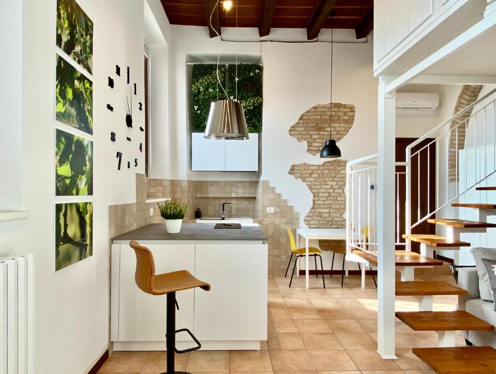 A seating area at Il Barchio loft in un palazzo di fine 800 a Jesi