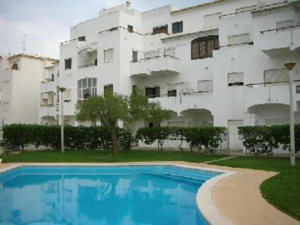 une piscine en face d'un bâtiment dans l'établissement Apartamento Areias Mar, à Albufeira