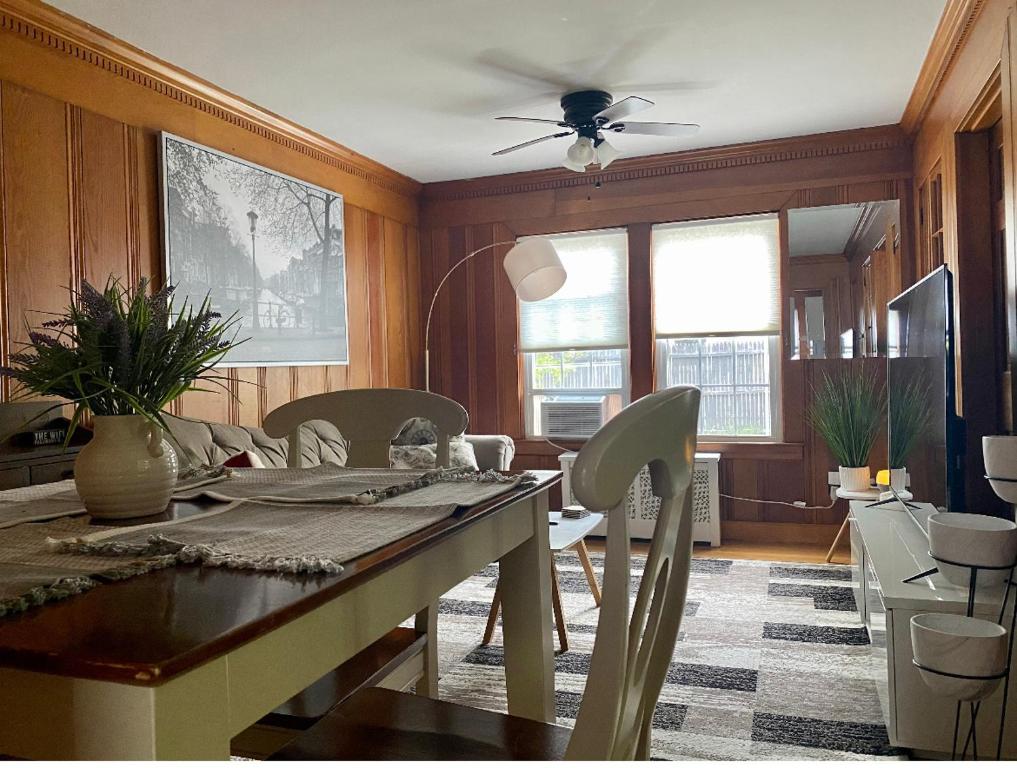une salle à manger avec une table et des chaises ainsi qu'un ventilateur de plafond dans l'établissement The Royal Oak, à Cranston