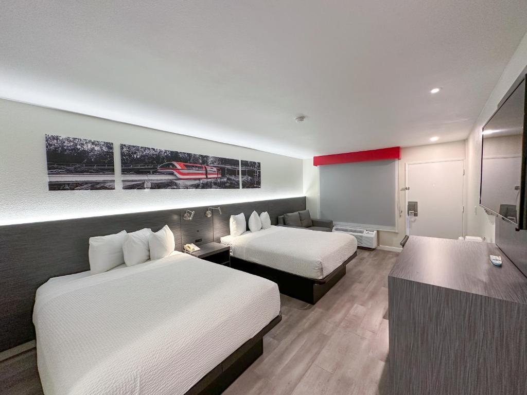 Ramada by Wyndham Anaheim Convention Center - Queen Room With Two Queen Beds And Sofa Bed - Non-Smoking