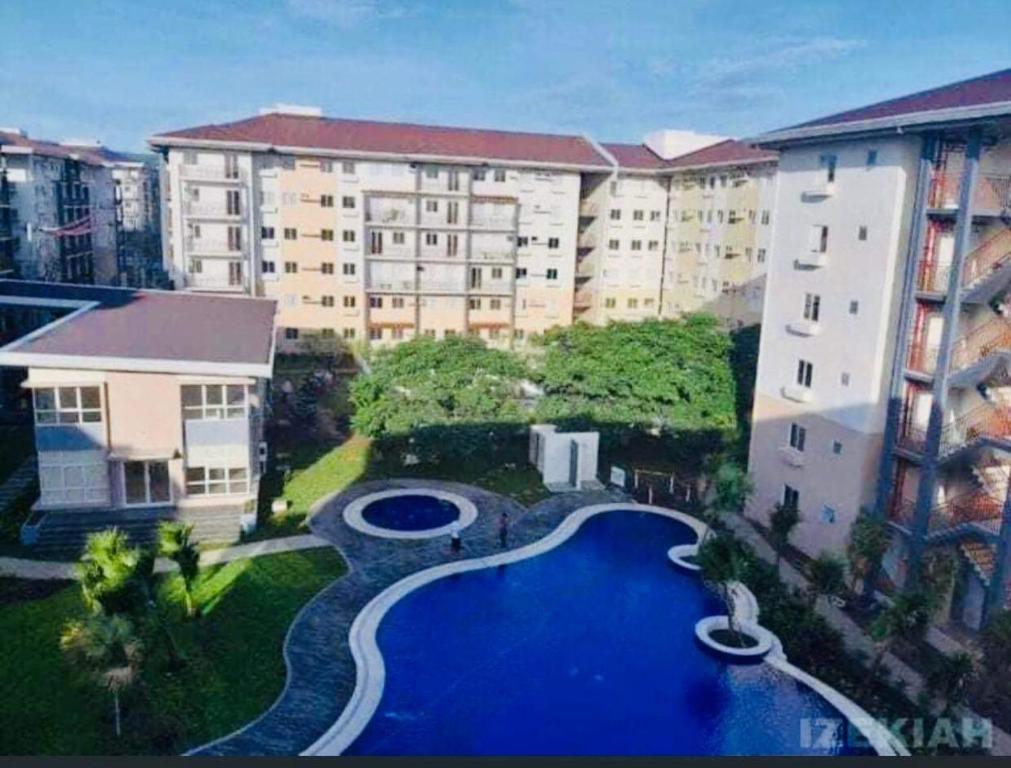 Bazén v ubytování Amaia Steps Nuvali fully furnished unit with swimming pool view near Carmelray Pitland nebo v jeho okolí